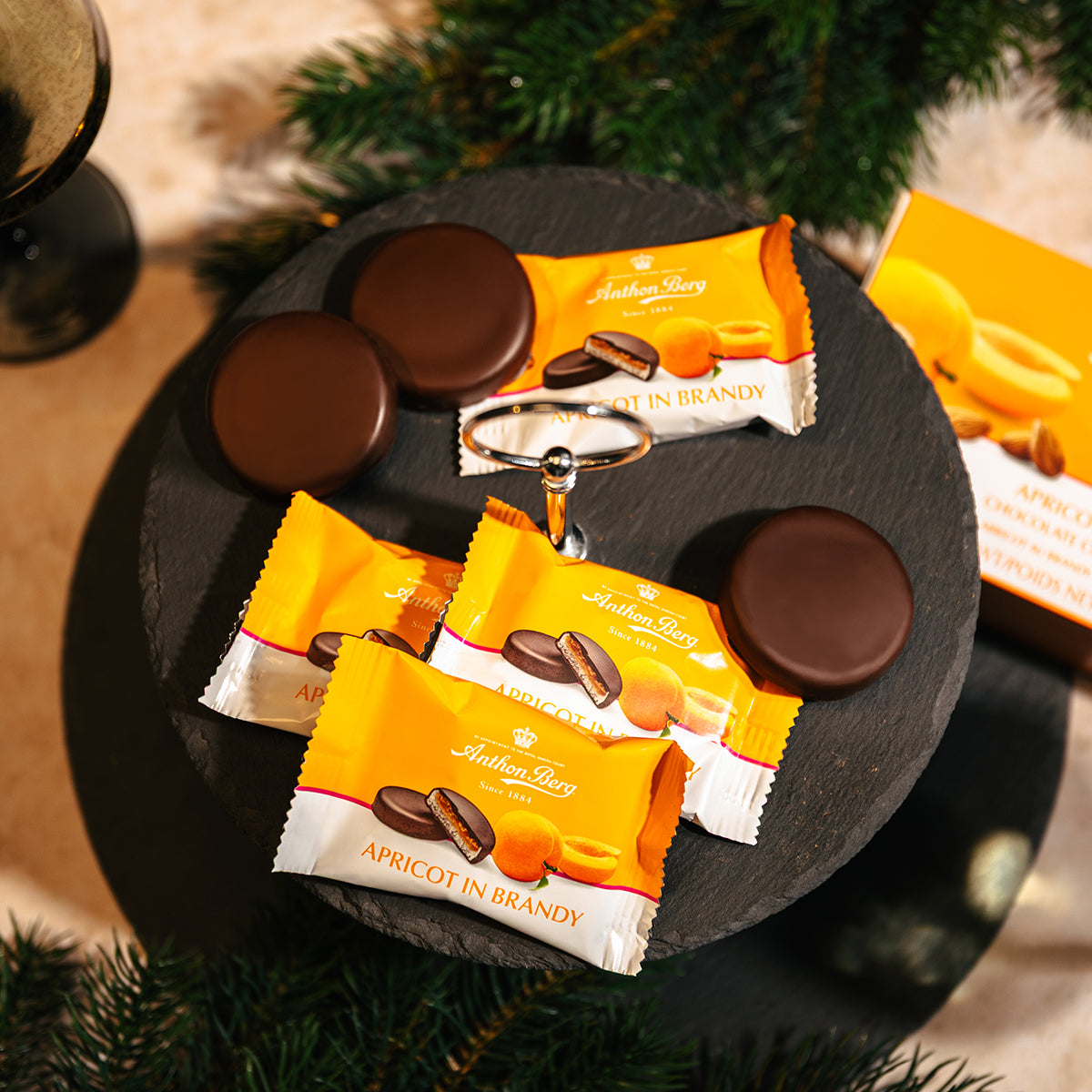 Snack Dolci all'Albicocca Ricoperti di Cioccolato, Ripieni di Marzapane e Brandy | Box da 12