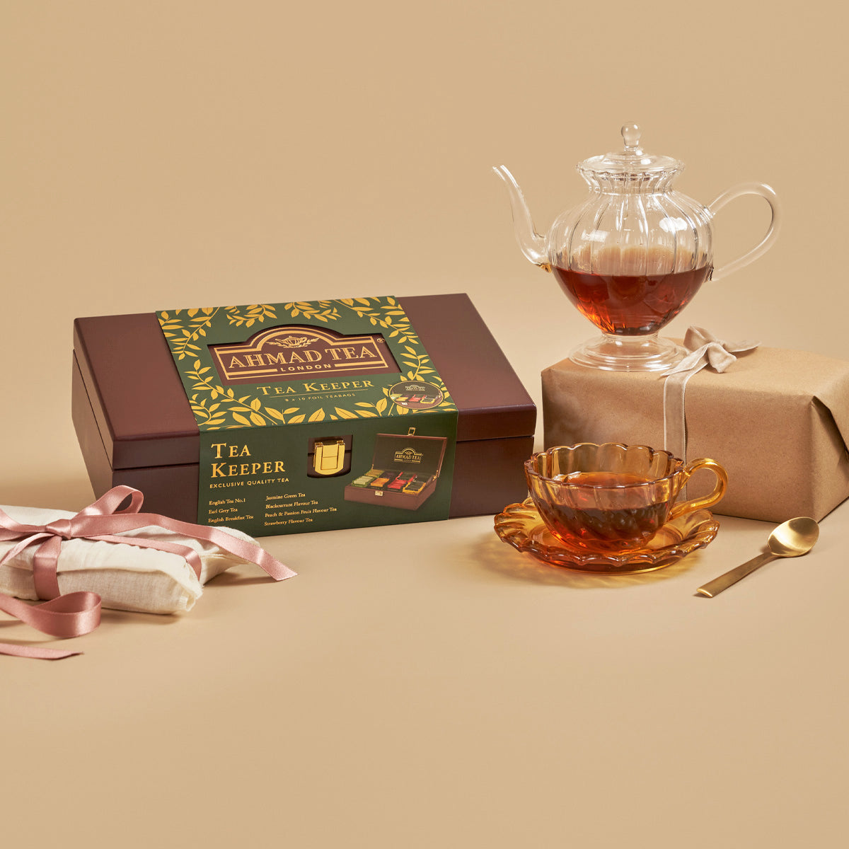 Scatola in legno con tè assortiti